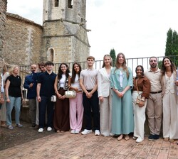 Fotografía de grupo de Doña Leonor y Doña Sofía en la terraza del museo junto a los jóvenes de la Generación de Arte
